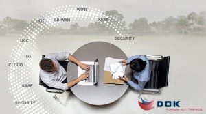 DOK Forum 2021. Zwei Menschen sind von oben fotografiert und sitzen an einem Tisch. Manuelles Handling von Papieren wird dem papierlosen Arbeiten am Laptop gegenübergestellt