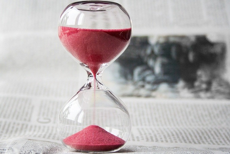 Stundenglas mit rotem ablaufenden Sand