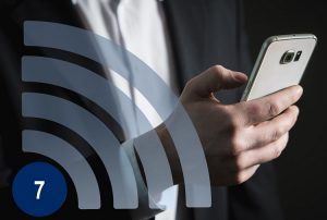 Wi-Fi 7 (Dekoratives Bild zur Veranschaulichung - Hand mit Mobilphone)